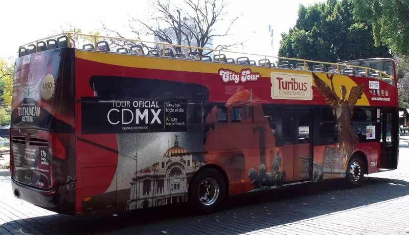 Escena del autobús turístico de dos pisos de la Ciudad de México