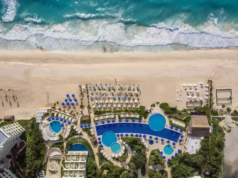 Piscinas y playa en Live Aqua Beach Resort Cancún