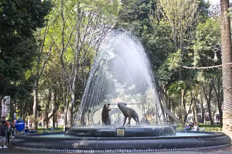 Fuente con dos coyotes de bronce en la Plaza Jardín Centenario de Coyoacán