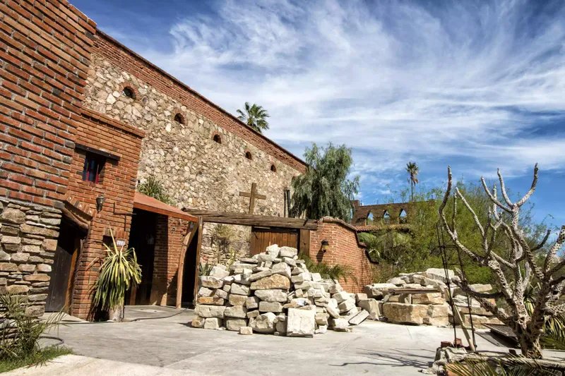 Antiguo edificio de ladrillo en el pueblo minero de El Triunfo en Baja California Sur