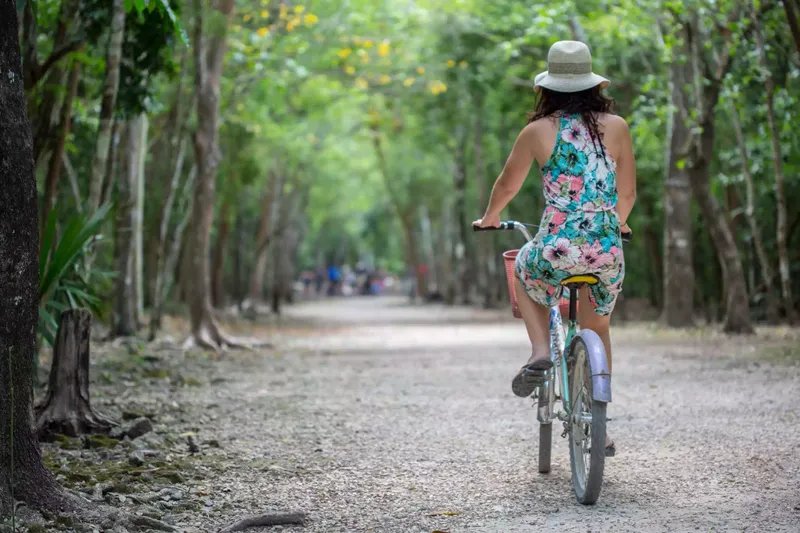 Mujer montando en bicicleta cerca de Tulum, México