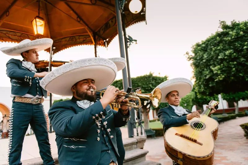 El grupo de mariachis toca bajo el quiosco mexicano