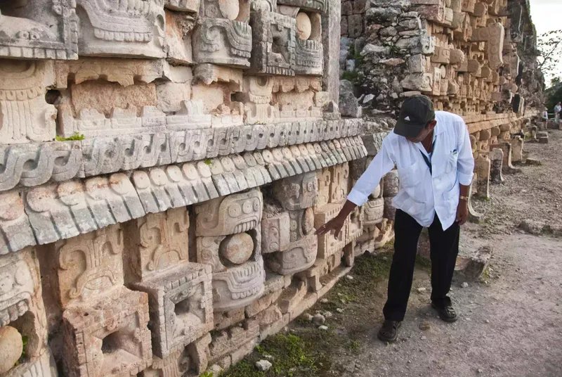 Guía turístico en la zona arqueológica maya