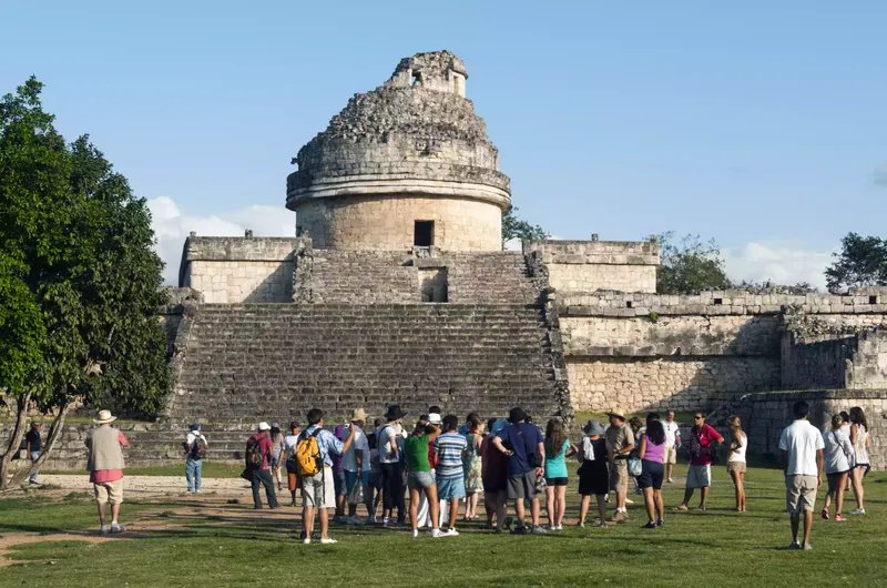 Grupo turístico en Chichén Itzá