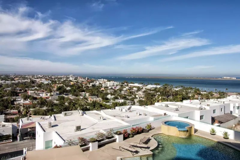 Vista aérea de los edificios blancos y las palmeras de Los Barriles en Baja California Sur