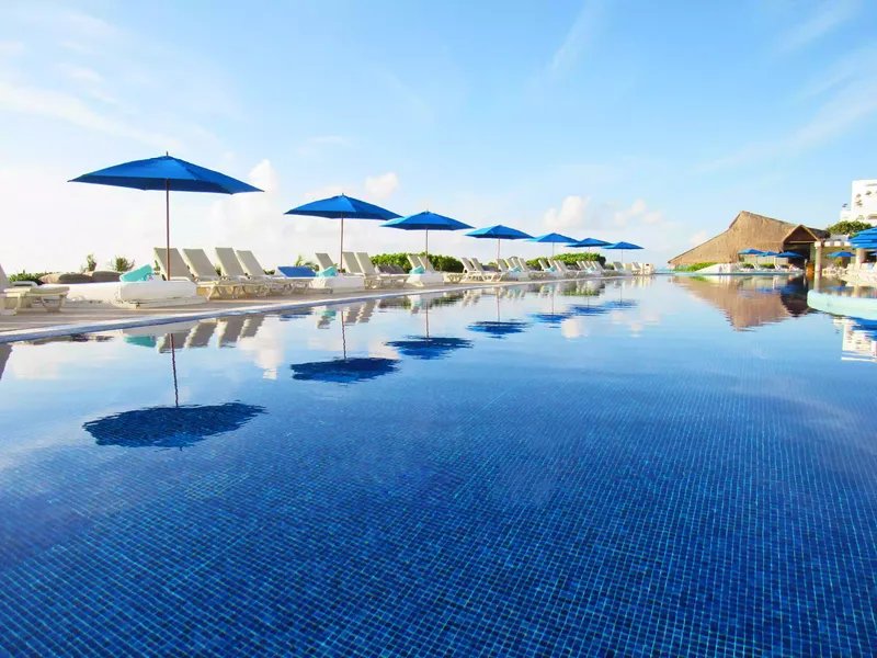 Hotelpool des Live Aqua Beach Resort Cancún