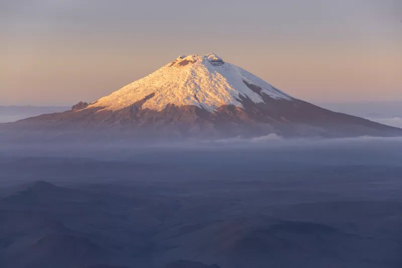 Cotopaxi, la tercera montaña más alta de Ecuador, al amanecer