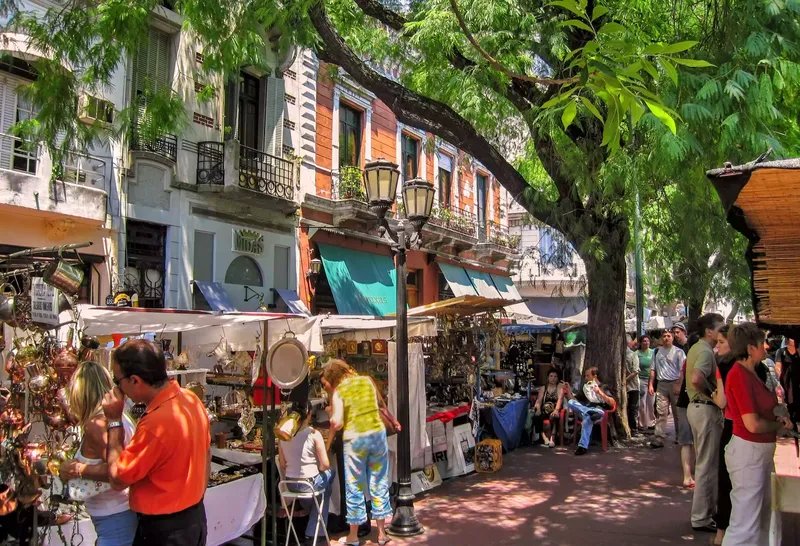 Turistas compran en el mercadillo de San Telmo, en el casco antiguo de Buenos Aires, Argentina.