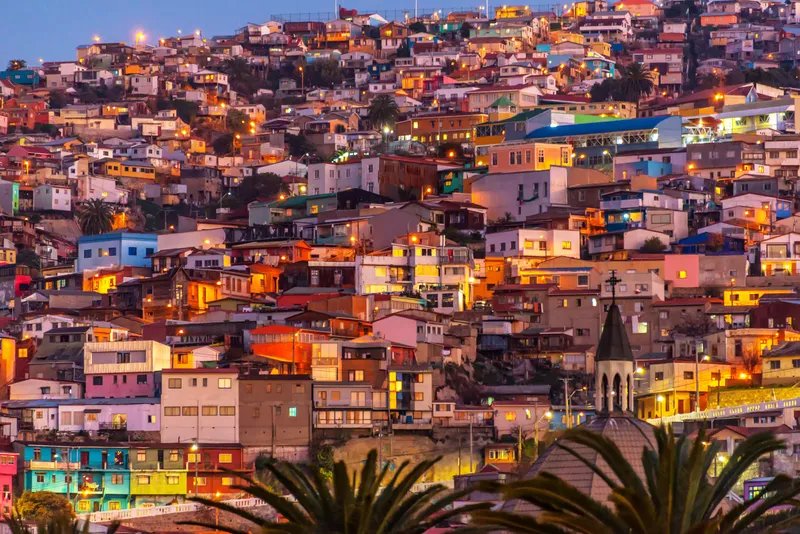 Coloridas casas iluminadas de noche en una colina de Valparaíso, Chile