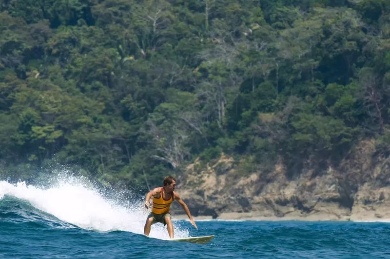 Un joven surfeando en Costa Rica