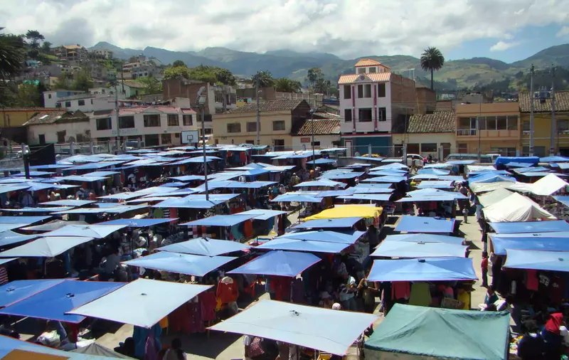 Uno de los mercados al aire libre más famosos del mundo se encuentra en Otavalo, Ecuador.