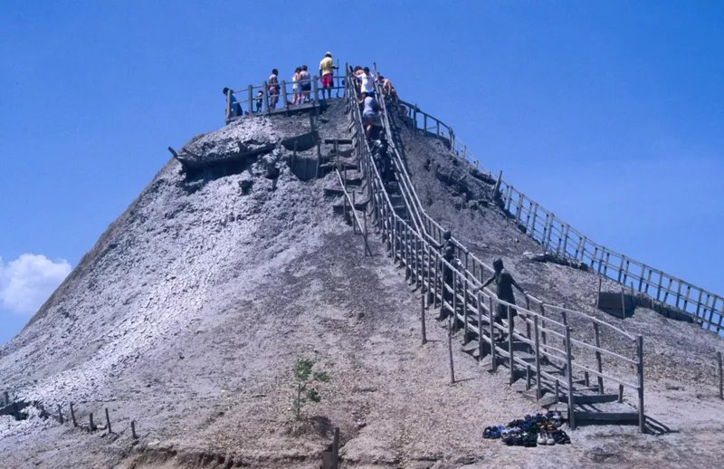 Volcán de Lodo El Totumo, un insólito volcán de lodo de 15 m de altura en la orilla de una laguna costera cerca de Cartagena, que ofrece un baño de lodo saludable y único