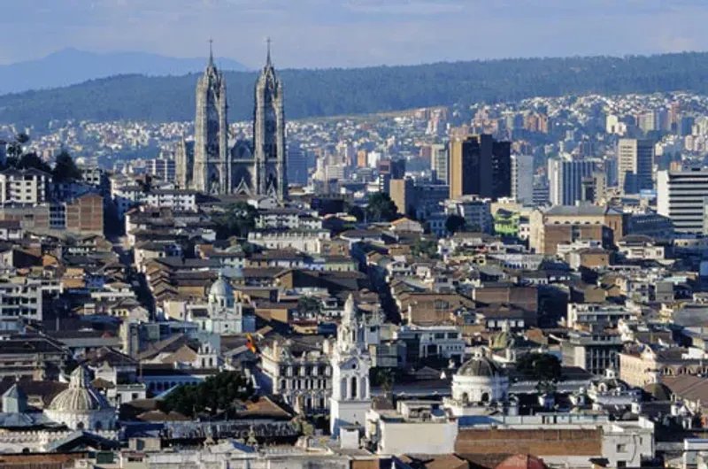 Quito y Pichincha vistos desde El Panecillo