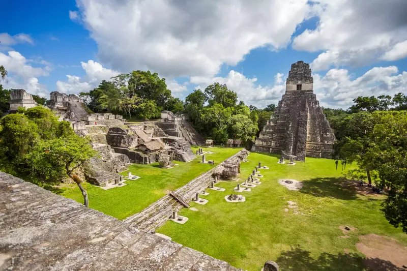 Ruinas mayas en el Parque Nacional de Tikal