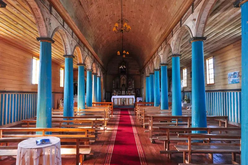 Hermosas iglesias de colores y de madera, Isla de Chiloé, Chile.