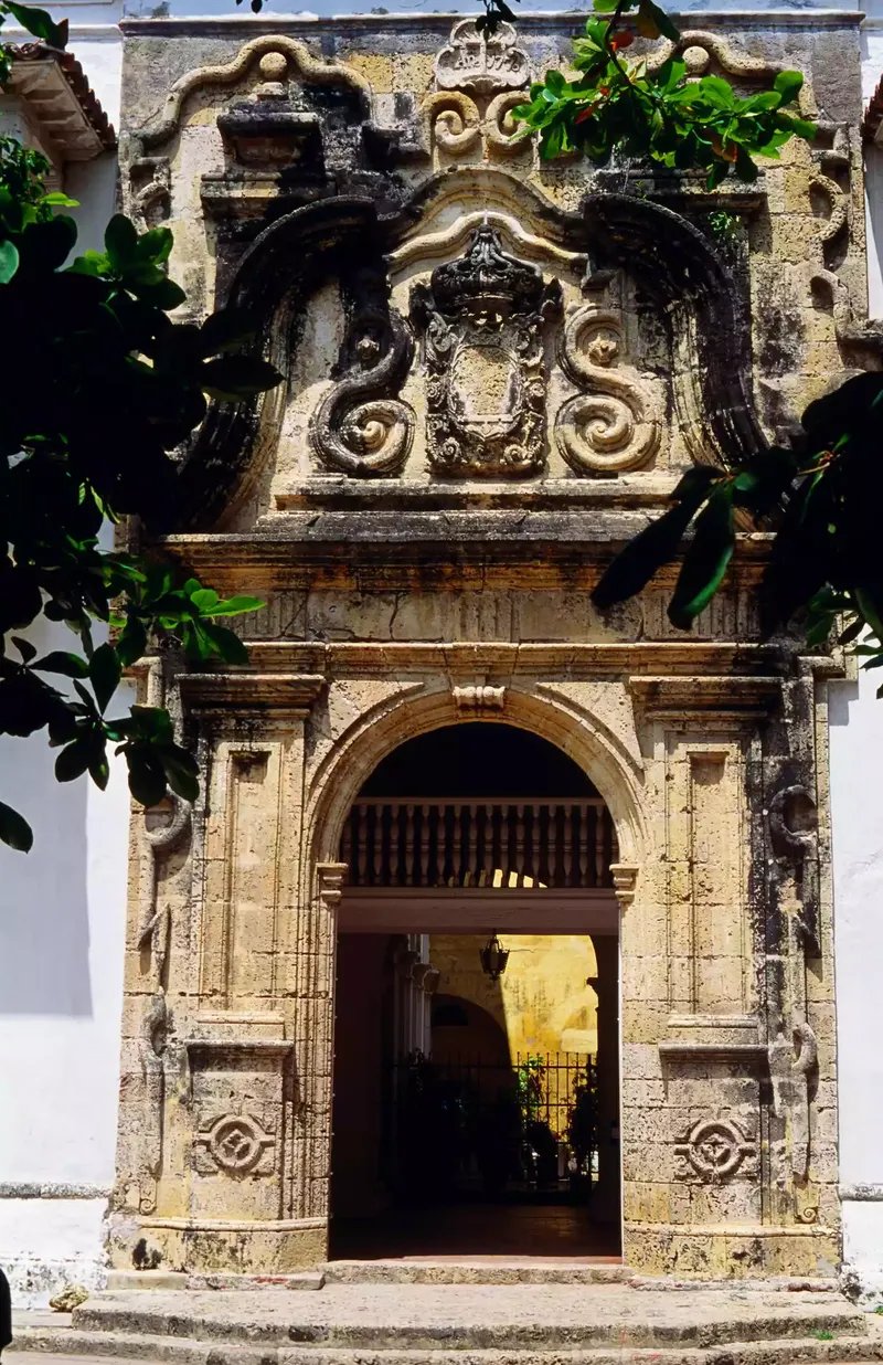 Portal tallado del Palacio de la Inquisición, terminado en 1776 y un buen ejemplo de arquitectura colonial - Cartagena, Bolívar