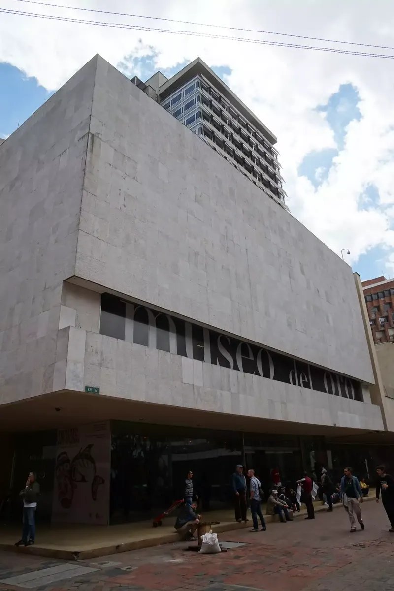 Vista de la fachada del famoso Museo del Oro, en el centro de Bogotá, Colombia.