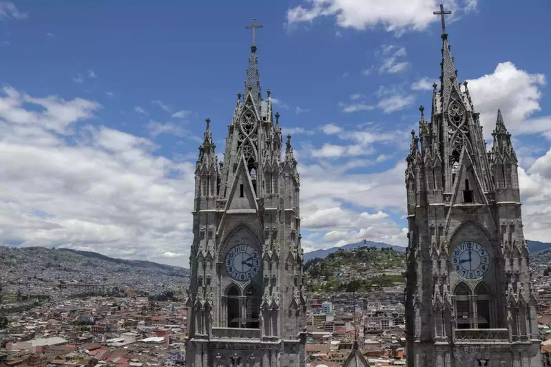 Basílica del Voto Nacional y paisaje urbano de Quito