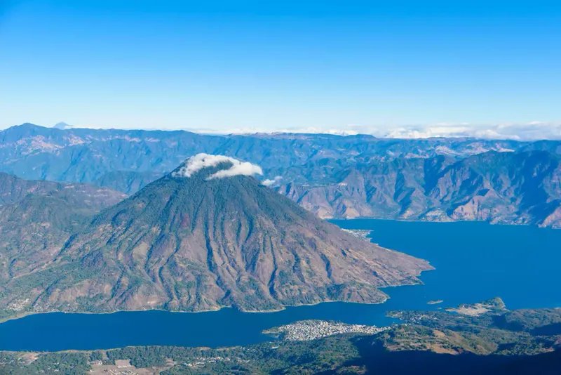 Volcán San Pedro en el Lago Atitlán en el altiplano de Guatemala - se puede ver el pueblo de Santiago y San Pedro - vista aérea