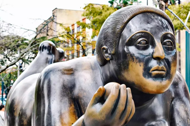 Estatua de una mujer curvilínea común en toda Colombia