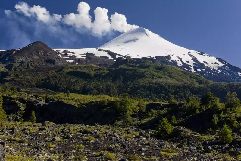 El humo y los vapores se elevan desde el volcán activo Villarrica, Sendero de las Cascadas, Andes, Parque Nacional Villarrica, Chile
