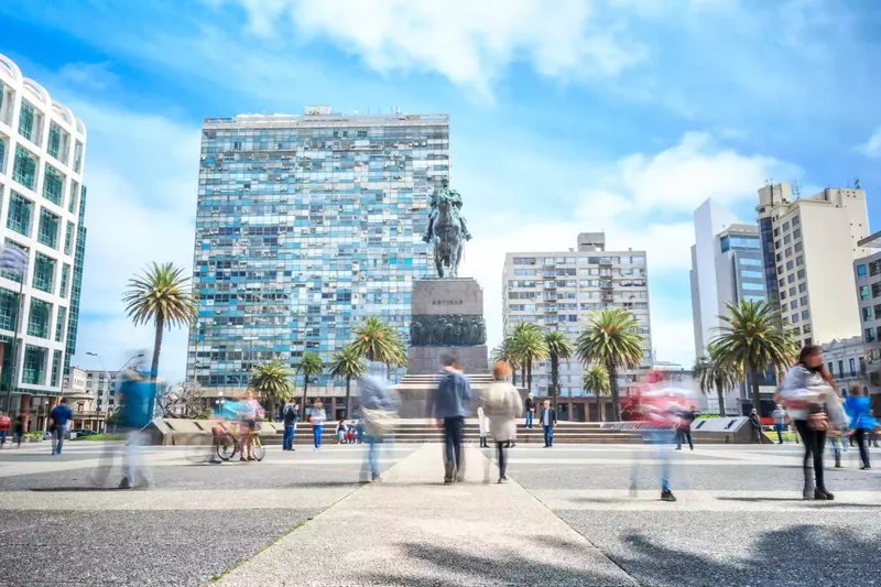 Vista de la Plaza Independencia, centro de Montevideo, Uruguay