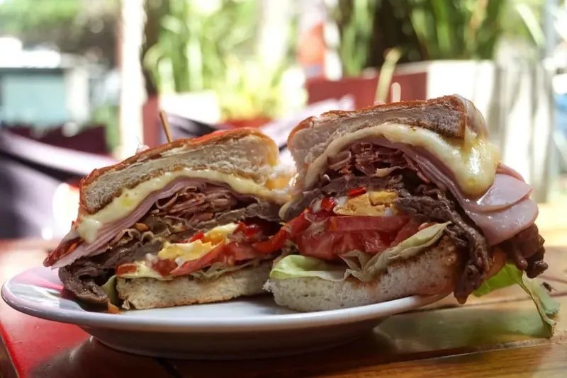 Chivito-Sandwich en el Bar Arocena
