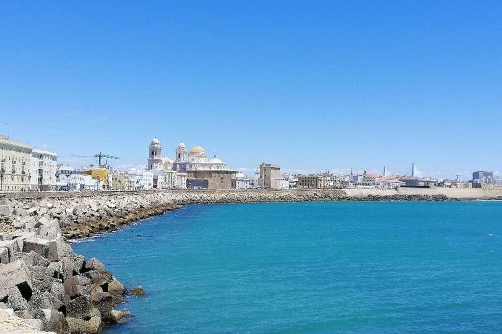 Descubre las playas más impresionantes de Cádiz y sumérgete en su belleza natural