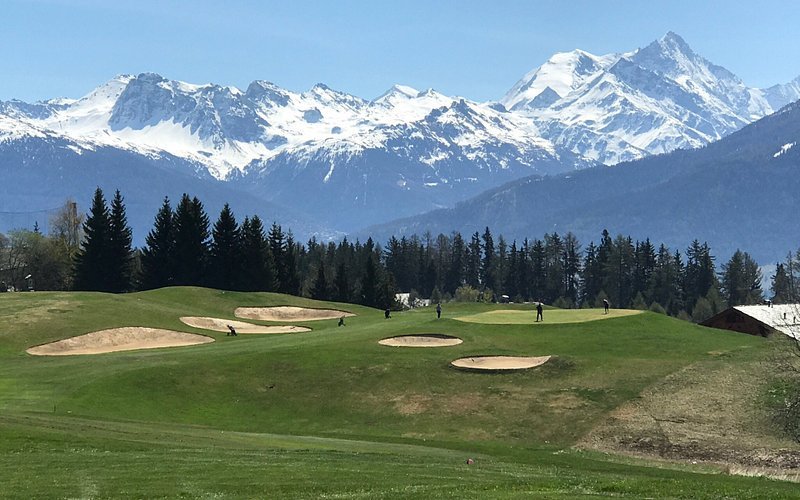 Descubre los impresionantes campos de golf en los Alpes suizos