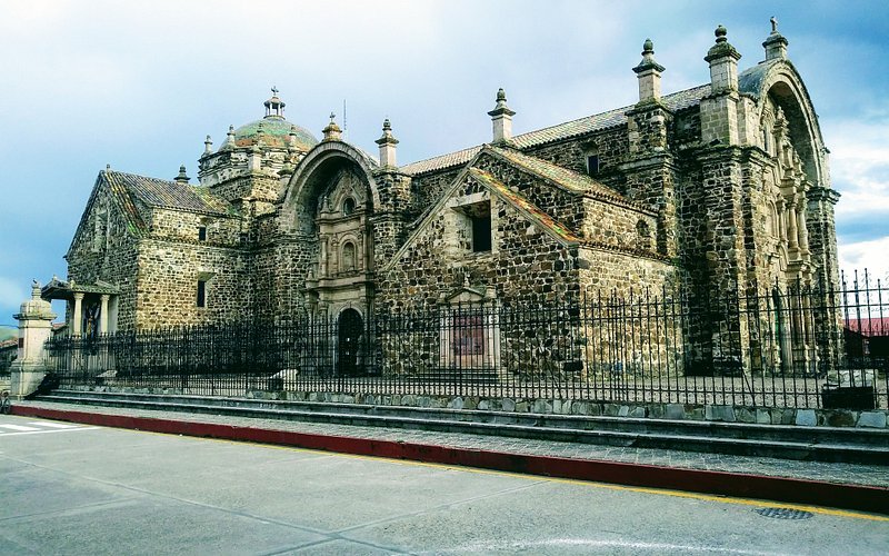 Explora la belleza arquitectónica de las iglesias y catedrales en la región Puno