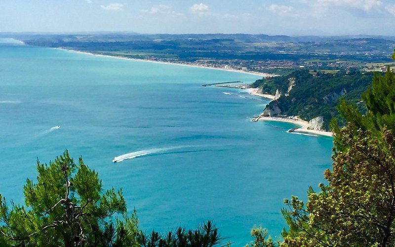 Descubre las espectaculares playas de la Province of Ancona